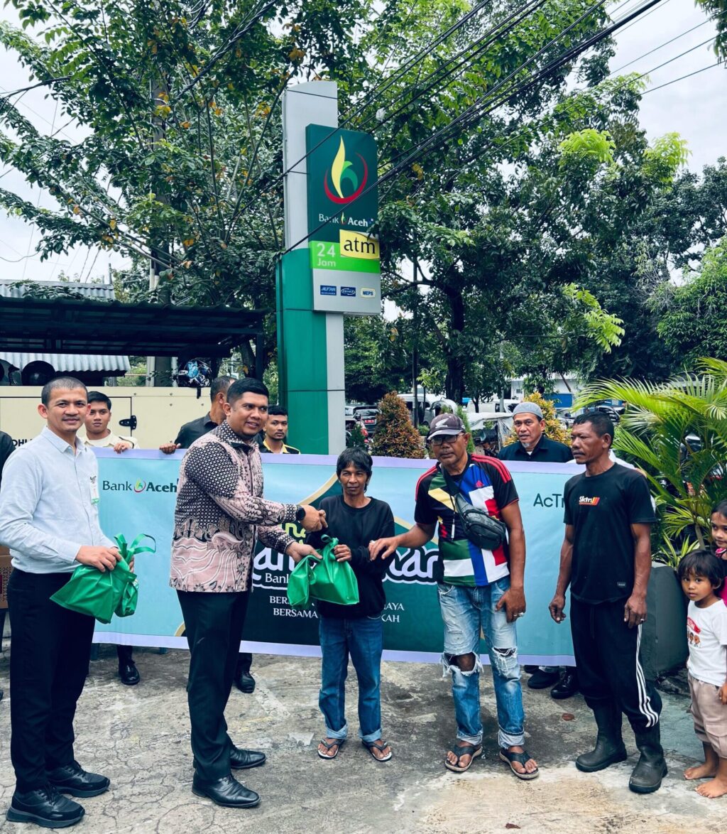Salah satu kegiatan Berbagi Takjil Bank Aceh Syariah sepanjang Bulan Ramadhan dalam Program Cahaya Ramadhan 2025. FOTO/Dok. Bank Aceh. Ⓒ Hak cipta foto di atas dikembalikan sesungguhnya kepada pemilik foto