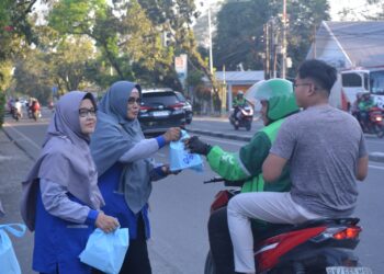 Rayakan Milad ke-24, RSU Sufina Aziz Berbagi Takjil untuk Pengguna Jalan