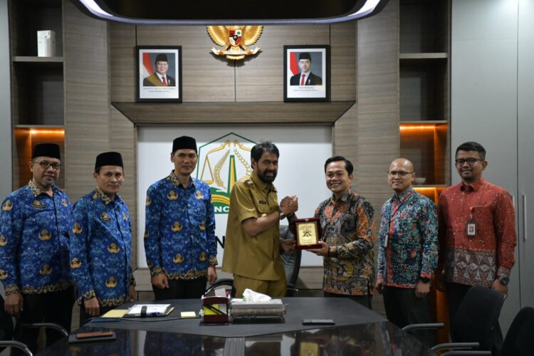 Gubernur Mualem Terima Kunjungan Silaturahmi Kepala OJK Aceh