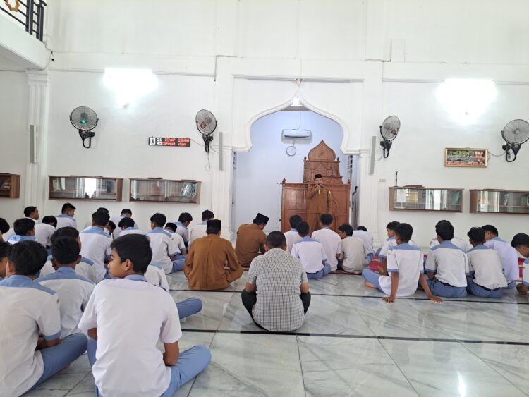 Kepala Cabang Dinas (Kacabdin) Pendidikan Wilayah Banda Aceh dan Aceh Besar, Syarwan Joni memberikan tausyiah bagi siswa dan guru SMAN 1 Peukan Bada usai melaksanakan shalat dhuhur berjama’ah di Masjid Baitul Maghfirah Payatieng Peukan Bada, Selasa (18/03/2025). FOTO/Hamdani. Ⓒ Hak cipta foto di atas dikembalikan sesungguhnya kepada pemilik foto