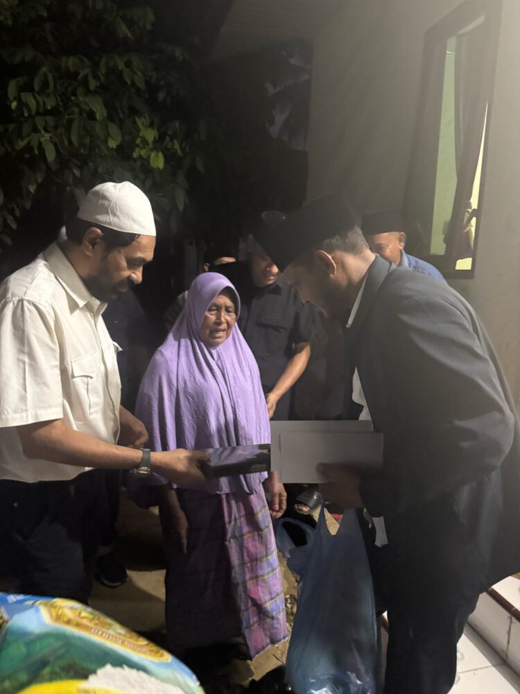 Beralas Tikar, Mualem Buka Puasa Bersama di Halaman Rumah Korban Konflik Aceh