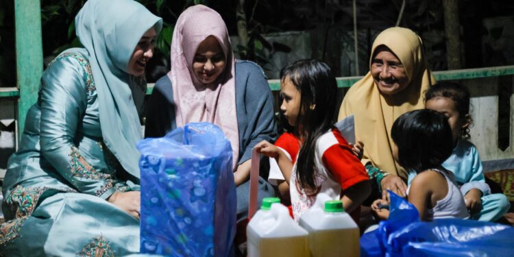 Ketua TP PKK Aceh Marlina Takziah dan Beri Santunan kepada Warga di Aceh Timur