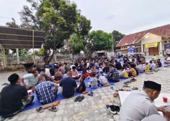 Tradisi buka puasa bersama di kalangan Pemuda Gampong Tanjong Seulamat, Kecamatan Darussalam, Aceh Besar telah berlangsung dari waktu ke waktu. FOTO/HAI/Hamdani. Ⓒ Hak cipta foto di atas dikembalikan sesungguhnya kepada pemilik foto
