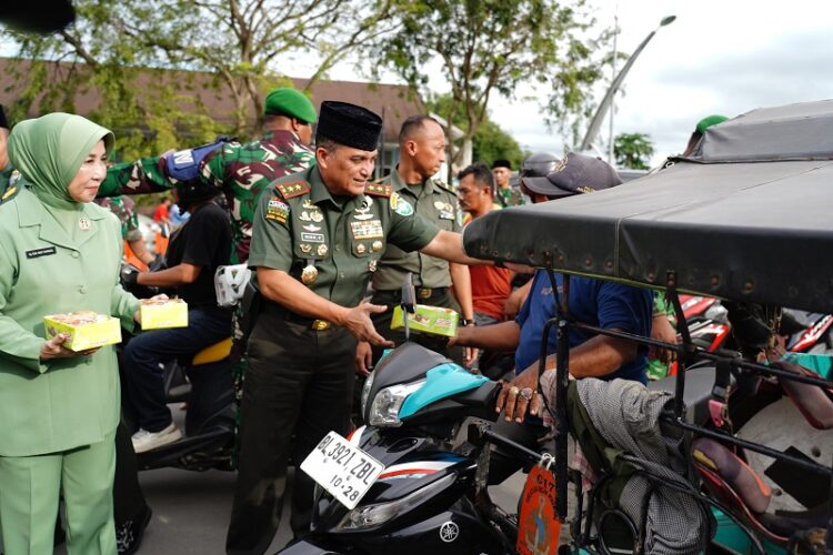 Pangdam IM dan Istri Bagikan Takjil ke Warga Banda Aceh