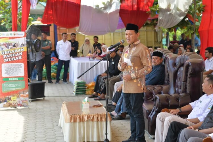 Wakil Gubernur Aceh Fadhlullah, dalam sambutannya pada peluncuran Gerakan Pangan Murah, di halaman Masjid Baitul Istiqamah Gampong Teupien Raya Kecamatan Glumpang Tiga, Rabu (26/4/2025). FOTO/Net. Ⓒ Hak cipta foto di atas dikembalikan sesungguhnya kepada pemilik foto
