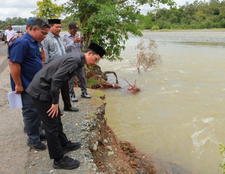 Bupati Tarmizi Tinjau Abrasi Sungai, Didampingi Kadis PUPR