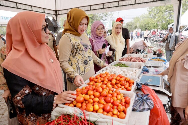 Dalam rangka menyambut Idul Fitri, Dinas Pertanian dan Perkebunan Aceh bersama Asosiasi Pasar Tani Aceh kembali menggelar Pasar Tani Aceh 2025 – Edisi Meugang Idul Fitri. Pasar Tani ini mendapat apresiasi langsung dari istri Gubernur Aceh, Marlina Muzakir. FOTO/Dok. Istimewa. Ⓒ Hak cipta foto di atas dikembalikan sesungguhnya kepada pemilik foto