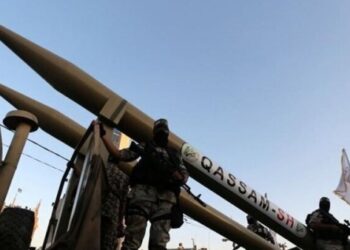Kelompok pejuang Hamas tak tinggal diam dengan serangan negara kera Israel ke Jalur Gaza. Seperti dilaporkan Aljazirah, pada Jumat (21/3/2025) merupakan hari kedua berturut-turut para pejuang di Gaza berhasil meluncurkan roket ke negara teroris Israel. FOTO/Net. Ⓒ Hak cipta foto di atas dikembalikan sesungguhnya kepada pemilik foto