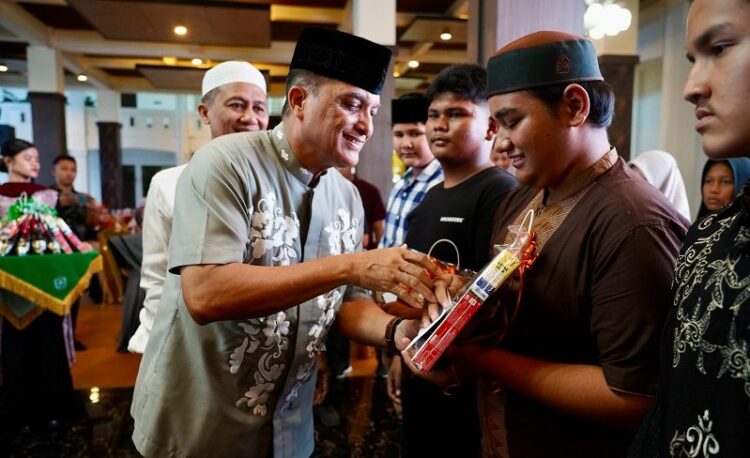 Bersama IKASMANDU, Pangdam IM Santuni Puluhan Anak Yatim Banda Aceh
