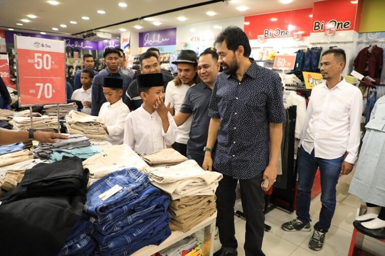 Gubernur Aceh, Muzakir Manaf atau Mualem mengajak 120 anak yatim ke Suzuya Mall Kota Lhokseumawe guna berbelanja baju baru untuk Hari Raya Idul Fitri, pada Selasa, (11/3 2025). FOTO/Net. Ⓒ Hak cipta foto di atas dikembalikan sesungguhnya kepada pemilik foto