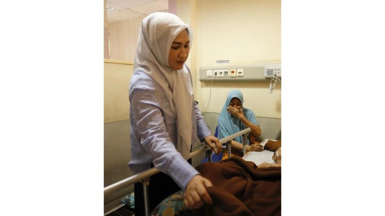 Marlina Muzakir Kunjungi dan Santuni Bocah Penderita Tumor Ganas di RSUDZA