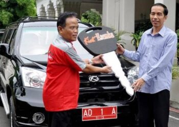 Inisiator mobil Esemka, H Sukiyat (kiri) angkat bicara soal tuduhan yang dilayangkan kepada Presiden ke-7 Joko Widodo alias Jokowi (kanan) terkait dengan kebohongan mobil Esemka itu. FOTO/Net. Ⓒ Hak cipta foto di atas dikembalikan sesungguhnya kepada pemilik foto