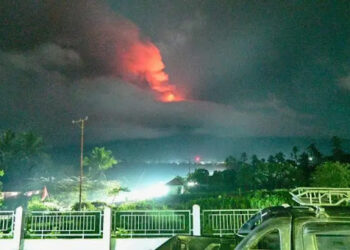Letusan Dahsyat Gunung Lewotobi, 7 Desa Dilanda Hujan Pasir dan Kerikil, 2 Warga Luka Bakar