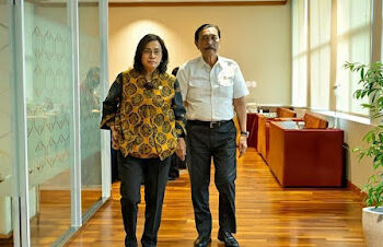 Presiden Prabowo Subianto memanggil jajaran menteri ekonomi ke Istana Negara, Rabu (19/3/2025) petang, di tengah sorotan tajam atas anjloknya Indeks Harga Saham Gabungan (IHSG) yang terjadi sejak Selasa (18/3/2025) kemarin. Terlihat Menteri Keuangan Sri Mulyani sedang berjalan bersama Luhut Binsar Pandjaitan. FOTO/Net. Ⓒ Hak cipta foto di atas dikembalikan sesungguhnya kepada pemilik foto
