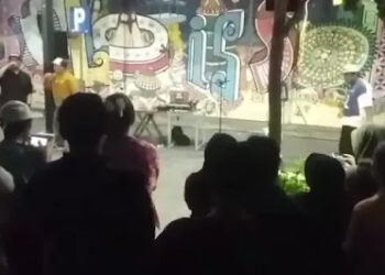 Lagu Genjer-Genjer dimainkan dalam pertunjukan jalanan, di Kota Solo. Pertunjukan musik ini menyita perhatian publik. FOTO/Net. Ⓒ Hak cipta foto di atas dikembalikan sesungguhnya kepada pemilik foto