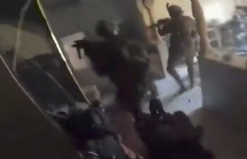 Sebuah video dari kamera badan tentara dari pasukan penjajahan Israel (IDF) beredar dan menjadi viral di media sosial. Rekaman itu menunjukkan tentara penjajah yang berlari ketakutan saat disergap pejuang Palestina yang merujuk Aljazirah hanya seorang diri. FOTO/Aljazira. Ⓒ Hak cipta foto di atas dikembalikan sesungguhnya kepada pemilik foto