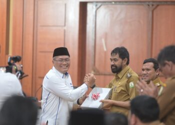 Gubernur Aceh Muzakir Manaf menerima dokumen hasil pemeriksaan laporan keuangan Pemerintah Aceh tahun 2024 dari Kepala Badan Pengawasan Keuangan dan Pembangunan (BPKP) Perwakilan Aceh, Supriyadi, dalam momentum rapat pimpinan Pemerintah Aceh yang digelar di Kantor Gubernur Aceh, Selasa (8/4/2024). FOTO/Net. Ⓒ Hak cipta foto di atas dikembalikan sesungguhnya kepada pemilik foto
