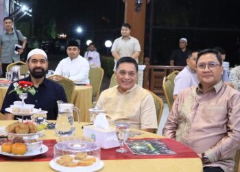 Kapolda Aceh, Irjen Achmad Kartiko bersama Pangdam Iskandar Muda (IM) Mayjen TNI Niko Fahrizal menerima kunjungan silaturahmi Gubernur Aceh, Muzakir Manaf di Rumah Dinas Pangdam IM pada Senin malam, 31 Maret 2025. FOTO/Net. Ⓒ Hak cipta foto di atas dikembalikan sesungguhnya kepada pemilik foto