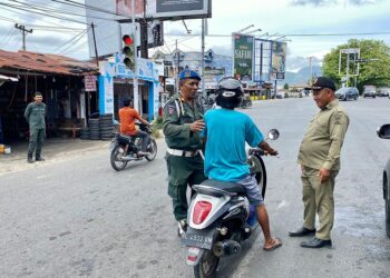 Satpol PP dan WH Aceh Besar Gelar Pengawasan Busana Islami di Sejumlah Titik Lampu Merah