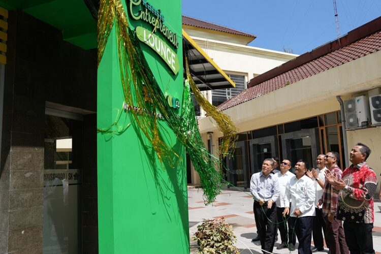 Ⓒ Hak cipta foto di atas dikembalikan sesungguhnya kepada pemilik foto Ⓒ Hak cipta foto di atas dikembalikan sesungguhnya kepada pemilik foto