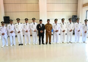 Bupati Aceh Besar, H Muharram Idris atau yang akrab disapa Syech Muharram, secara resmi melantik 10 camat baru di lingkungan Pemerintah Kabupaten (Pemkab) Aceh Besar, di Kantor Bupati Aceh Besar, Kota Jantho, Senin (14/4/2025). FOTO/Net. Ⓒ Hak cipta foto di atas dikembalikan sesungguhnya kepada pemilik foto