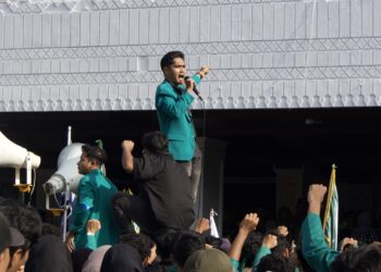 Mahasiswa FH USK saat setelah demo di depan gedung FH USK. FOTO/Dok. BEM FH USK. Ⓒ Hak cipta foto di atas dikembalikan sesungguhnya kepada pemilik foto