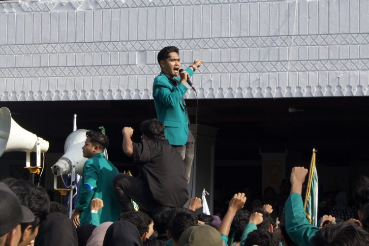Mahasiswa FH USK saat setelah demo di depan gedung FH USK. FOTO/Dok. BEM FH USK. Ⓒ Hak cipta foto di atas dikembalikan sesungguhnya kepada pemilik foto