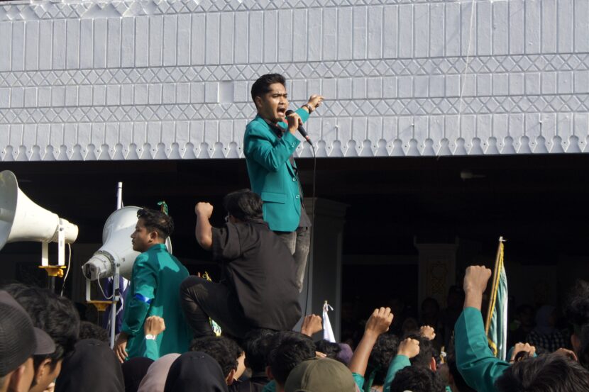 Mahasiswa FH USK saat setelah demo di depan gedung FH USK. FOTO/Dok. BEM FH USK. Ⓒ Hak cipta foto di atas dikembalikan sesungguhnya kepada pemilik foto