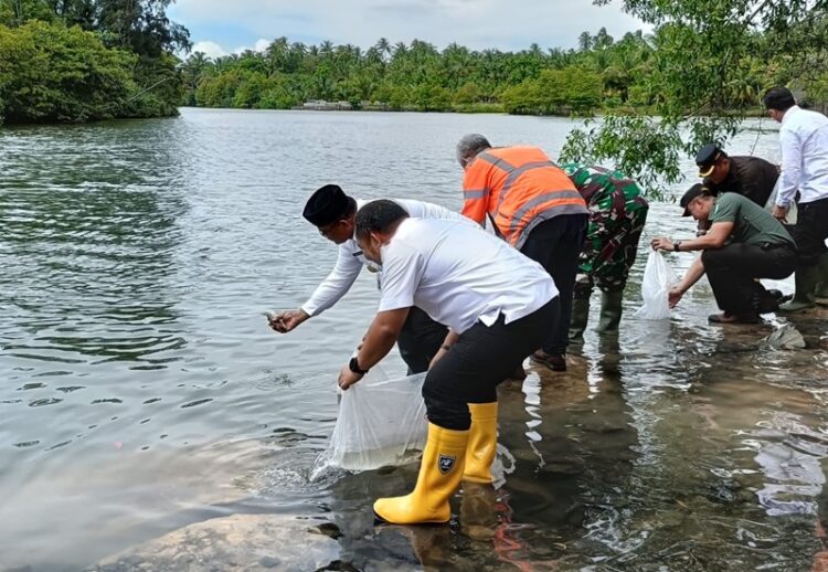 Quarry Day 2024: SBA Tanam Pohon dan Lepas Ribuan Ikan Kakap Putih di Krueng Raba