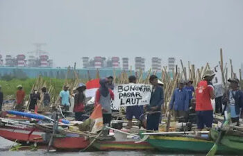 Nelayan asal Kampung Paljaya, Desa Segarajaya, Kecamatan Tarumajaya, Kabupaten Bekasi, Jawa Barat mengeluhkan akses untuk mencari nafkah mengingat jalur trayek mereka masih tertutup pagar laut. FOTO/Net. Ⓒ Hak cipta foto di atas dikembalikan sesungguhnya kepada pemilik foto