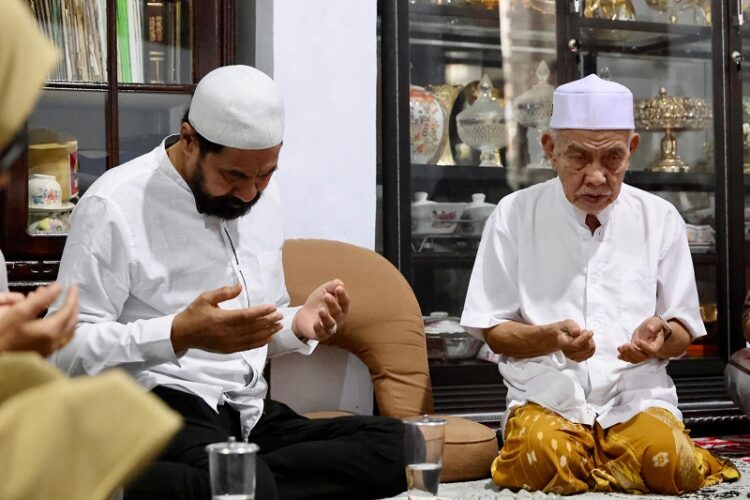 Mualem Silaturahmi dengan Abuya Amran dan Ziarah Makam Abuya Muda Waly