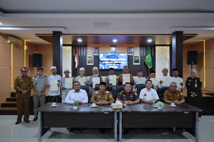 18 Nazhir Aceh Besar Terima Sertifikat Tanah Wakaf