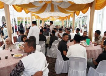 Bupati Aceh Besar, Muharram Idris (Syech Muharram), mengapresiasikan kehadiran masyarakat pada acara open house yang digelar di rumah dinas Bupati (Meuligo) Kota Jantho. FOTO/Net. Ⓒ Hak cipta foto di atas dikembalikan sesungguhnya kepada pemilik foto