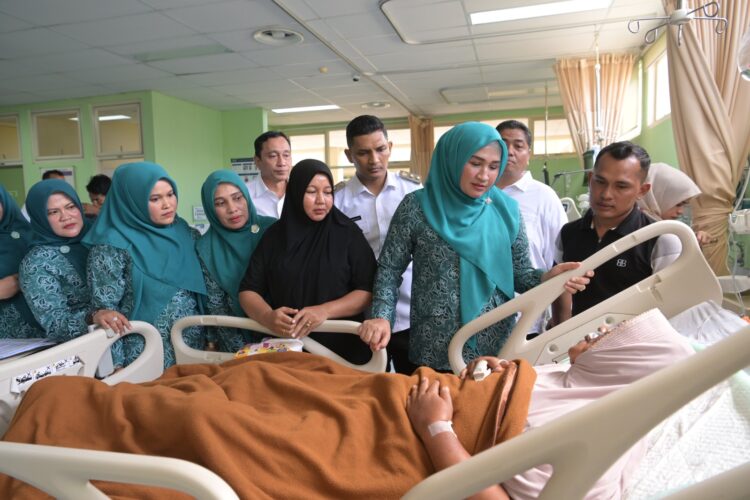 Ketua PKK Aceh Sambangi RSUDZA, Jenguk Pasien dan Tinjau Layanan Publik