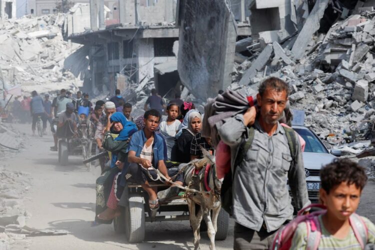 Negara teroris Israel menyerang Khan Younis di Palestina. Warga Gaza telihat mengungsi setelah dibombarbir pasukan Zionis. FOTO/Net. Ⓒ Hak cipta foto di atas dikembalikan sesungguhnya kepada pemilik foto