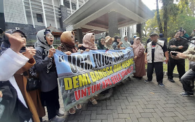 Ⓒ Hak cipta foto di atas dikembalikan sesungguhnya kepada sang pemilik foto Ⓒ Hak cipta foto di atas dikembalikan sesungguhnya kepada pemilik foto