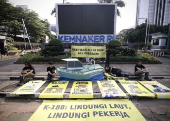Aktivis Greenpeace Indonesia, Team 9, dan Jejaring Serikat Pekerja/Serikat Buruh Sektor Maritim melakukan aksi damai di depan gedung Kementerian Ketenagakerjaan RI di Hari Buruh Internasional pada 1 Mei 2025. © Dhemas Reviyanto / Greenpeace