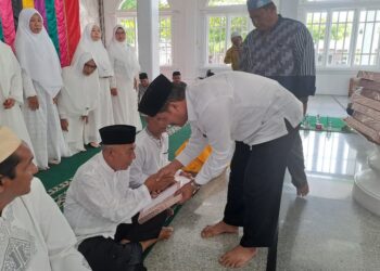 Wakil Bupati Aceh Besar, Syukri A Jalil melepas keberangkatan Jamaah Calon Haji (JCH) guru, kepala sekolah, pengawas sekolah jenjang PAUD, SD, dan SMP lingkup Dinas Pendidikan dan Kebudayaan (Disdikbud) Aceh Besar, di Masjid Gani, Kecamatan Ingin Jaya, Aceh Besar, Kamis (15/5/2025). FOTO/Net. Ⓒ Hak cipta foto di atas dikembalikan sesungguhnya kepada pemilik foto