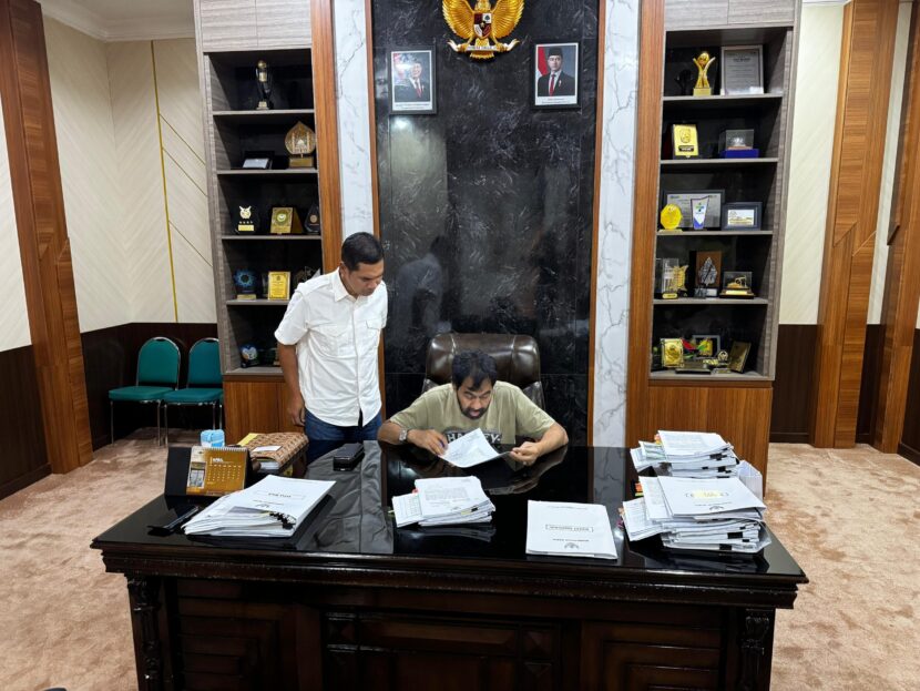 Gubernur Aceh, Muzakir Manaf alias Mualem, tiba kembali di Banda Aceh usai menjalani medical check up dari luar negeri, pada Kamis (15/5/2025). FOTO/Net. Ⓒ Hak cipta foto di atas dikembalikan sesungguhnya kepada pemilik foto