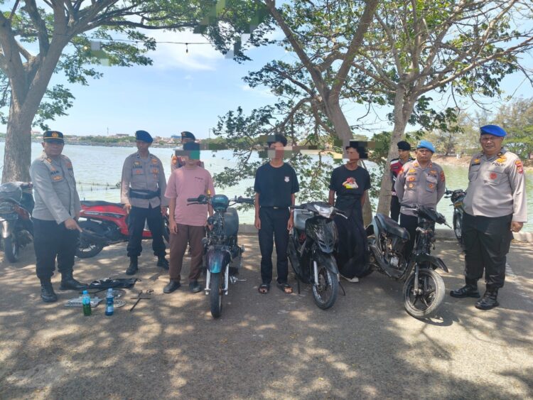 Polres Lhokseumawe menggelar kegiatan pengawasan dan patroli dalam rangka antisipasi balapan liar di kawasan Waduk Pusong, Kecamatan Banda Sakti, Kota Lhokseumawe, pada Jumat (9/5/2025) siang, bertepatan dengan waktu pelaksanaan Shalat Jumat. Ⓒ Hak cipta foto di atas dikembalikan sesungguhnya kepada pemilik foto