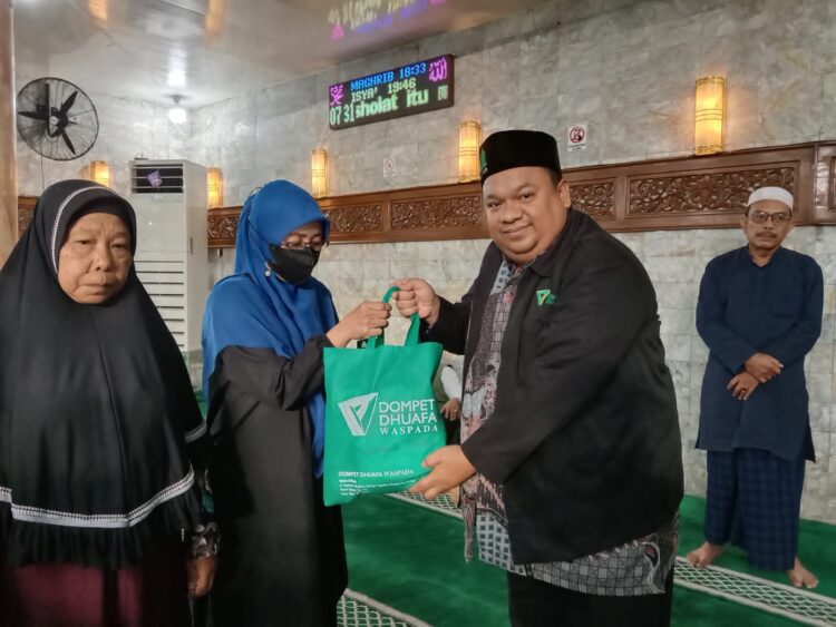 Dompet Dhuafa Waspada Salurkan Ratusan Paket Sembako untuk Warga Dhuafa