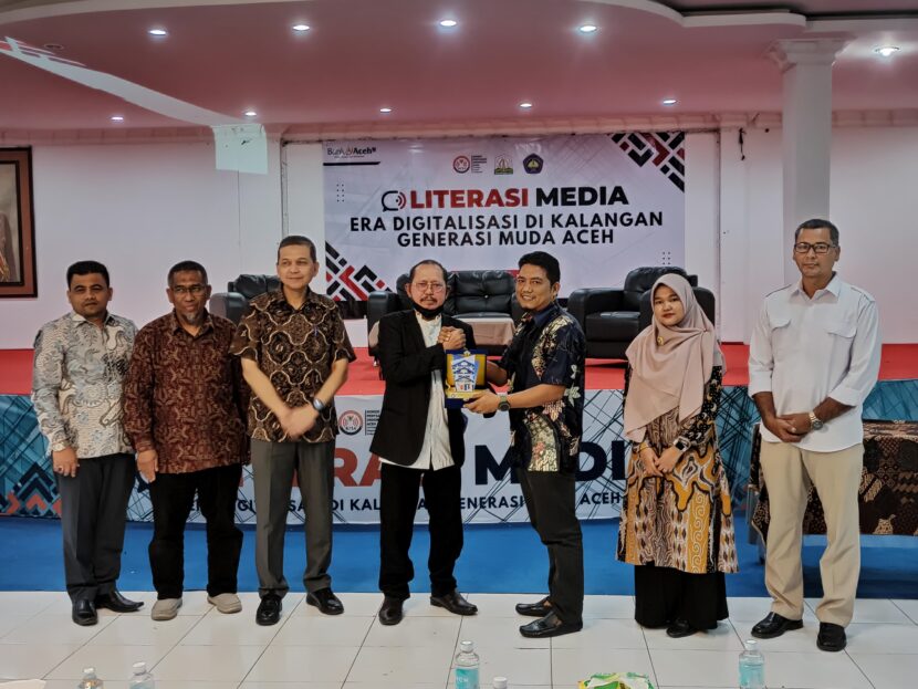 Ketua KPI Aceh Muhammad Harun, S.H.I menyerahkan cinderamata kepada Rektor Rektor USM Dr. T. Abdurrahman, S.H., Sp.N pada kegiatan Literasi Media yang berlangsung di Aula Kampus USM, Rabu (15/05/2025). FOTO/Net.