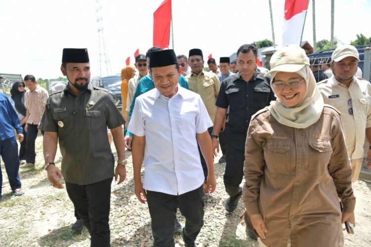 Wakil Gubernur (Wagub) Aceh, Fadhlullah, meresmikan pusat pelatihan budidaya bibit kakao unggul di lahan seluas 14 hektar di Gampong Aramiyah, Kecamatan Bireum Bayeun, Kabupaten Aceh Timur, pada Jumat, (16/5/2025). FOTO/Net. Ⓒ Hak cipta foto di atas dikembalikan sesungguhnya kepada pemilik foto