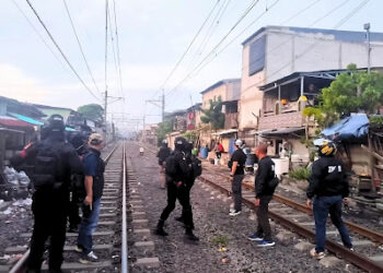 Brimob Gerebek Sarang Narkoba di Kampung Bahari, 9 Tersangka Ditangkap