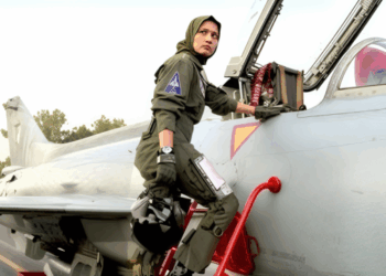 Sosok Ayesha Farooq, pilot jet tempur Angkatan Udara Pakistan belakangan viral di media sosial. FOTO/Net. Ⓒ Hak cipta foto di atas dikembalikan sesungguhnya kepada pemilik foto
