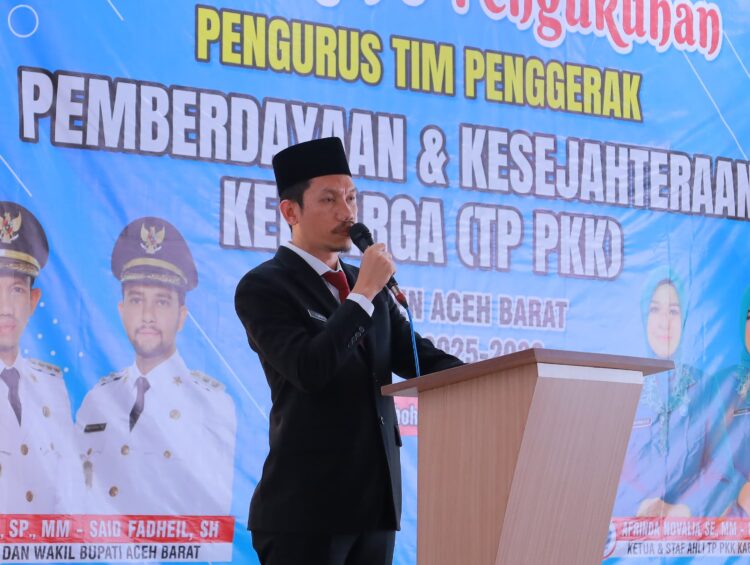 Bupati Aceh Barat, Tarmizi, melantik dan mengukuhkan Pengurus Tim Penggerak Pemberdayaan dan Kesejahteraan Keluarga (PKK) Kabupaten Aceh Barat Periode 2025–2030, yang berlangsung di Aula Teuku Umar Bappeda, Jumat (16/5/2025). FOTO/Net. Ⓒ Hak cipta foto di atas dikembalikan sesungguhnya kepada pemilik foto