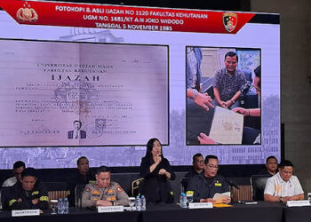 UGM Bisa Bubar Kalau Polisi Sebut Ijazah Jokowi Palsu