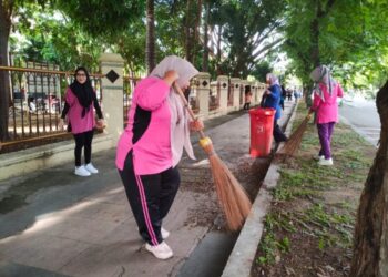Sekretariat DPRA Gotong Royong Peringati World Cleanup Day