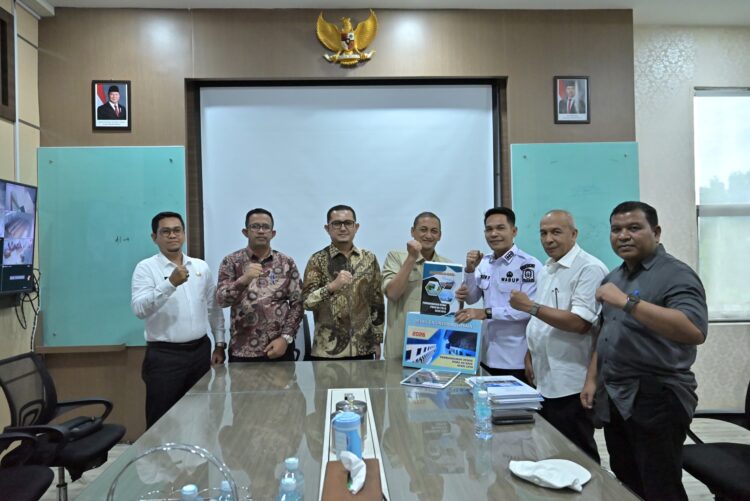 Wakil Bupati Aceh Jaya, Muslem D, bersama sejumlah kepala Organisasi Perangkat Daerah (OPD) terkait, menyerahkan proposal dan melakukan pembahasan tindak lanjut pembangunan gelaran event olahraga bergengsi tersebut di kantor Badan Perencanaan Pembangunan Daerah (Bappeda) Aceh, Banda Aceh, pada Rabu (14/5/2025). FOTO/Net. Ⓒ Hak cipta foto di atas dikembalikan sesungguhnya kepada pemilik foto