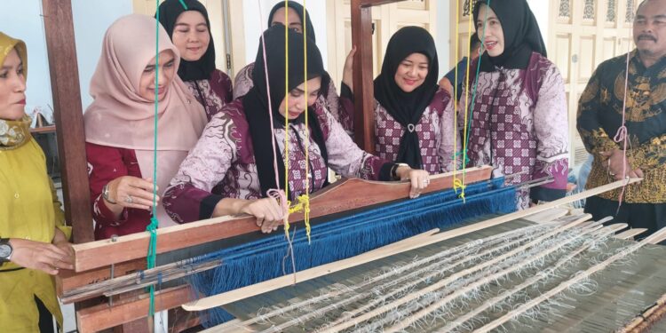 Ⓒ Hak cipta foto di atas dikembalikan sesungguhnya kepada sang pemilik foto Ⓒ Hak cipta foto di atas dikembalikan sesungguhnya kepada pemilik foto